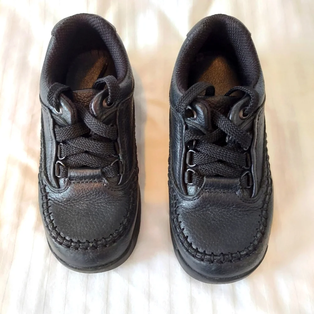 Boys toddler Black Shoes Laces Clarks Like New Size 10.5